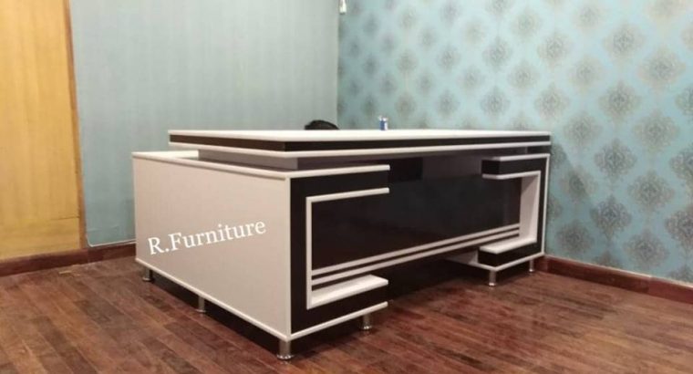 Imported Executive table Size : 3/6 feet
