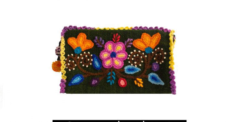 Andean toiletry bag with floreal detail