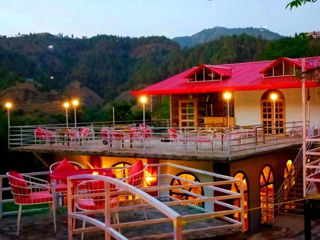 LUXURY HOTEL IN SHIMLA TO STAY CLOSE TO NATURE!