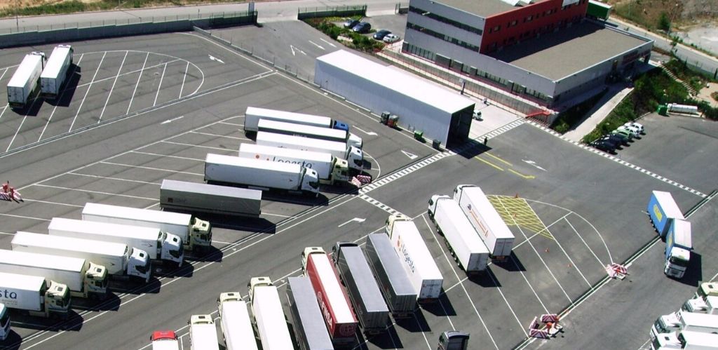 How the Shortage of Truck Parking Spaces is Affecting the Industry